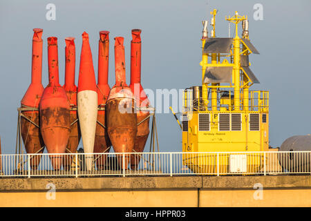 Marcatore di mare, età di boa, navigazione marchi, boe, area di manutenzione delle vie navigabili e autorità di spedizione, Cuxhaven, Germania, Foto Stock