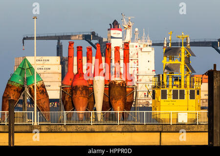 Marcatore di mare, età di boa, navigazione marchi, boe, area di manutenzione delle vie navigabili e autorità di spedizione, Cuxhaven, Germania, contenitore freighter, Foto Stock