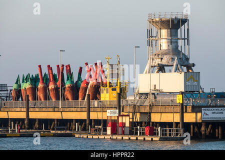 Marcatore di mare, età di boa, navigazione marchi, boe, area di manutenzione delle vie navigabili e autorità di spedizione, Cuxhaven, Germania, Foto Stock