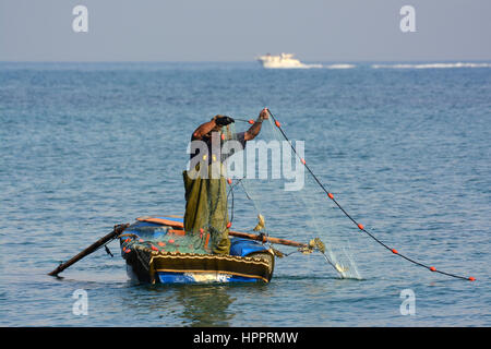 Pescatore sul mare Mediterraneo Foto Stock