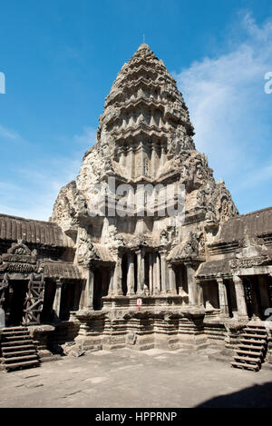 Una vista dall'interno del complesso di una delle torri a Angkor Wat in una giornata di sole con cielo blu. Foto Stock