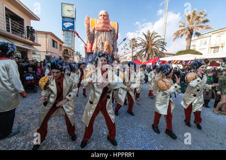 VIAREGGIO, Italia - 19 febbraio: la gente ballare durante la sfilata di carri allegorici a Viareggio Carnevale che si svolge il 19 febbraio 2012 Foto Stock