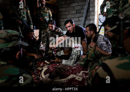 Noi volontario Fighter Joshua Martinez 29 istruire Yazidi lottatori nell'uso di PKM mitragliatrice, Sinjar, Iraq Foto Stock