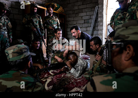 Noi volontario Fighter Joshua Martinez 29 istruire Yazidi lottatori nell'uso di PKM mitragliatrice, Sinjar, Iraq Foto Stock