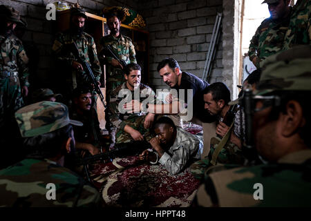 Noi volontario Fighter Joshua Martinez 29 istruire Yazidi lottatori nell'uso di PKM mitragliatrice, Sinjar, Iraq Foto Stock