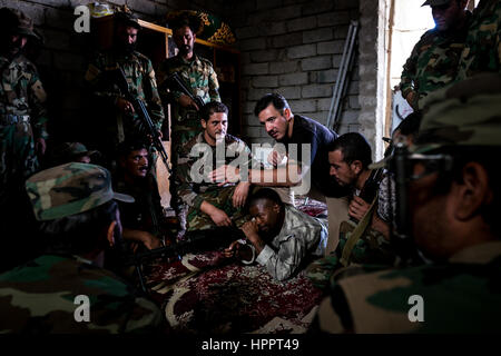 Noi volontario Fighter Joshua Martinez 29 istruire Yazidi lottatori nell'uso di PKM mitragliatrice, Sinjar, Iraq Foto Stock