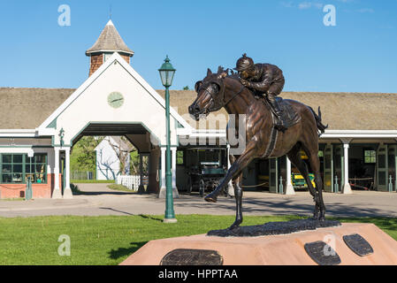 Statua del Fantino, George Woolf, equitazione 'Sea biscotto' La Remington Museo delle Carrozze, Cardston, Alberta, Canada Foto Stock