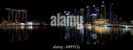 A 3 foto stitch vista panoramica della baia di Marina Sands Hotel complesso e il quartiere centrale degli affari di notte. Foto Stock