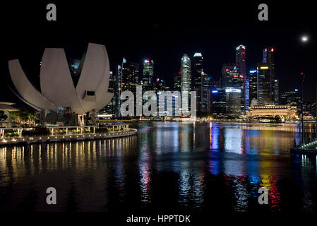 Il ArtScience Museum di Marina Bay con il Central Business District background a notte. Foto Stock