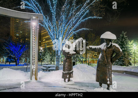 Le donne sono persone monumento con neve, Calgary, Alberta, Canada Foto Stock