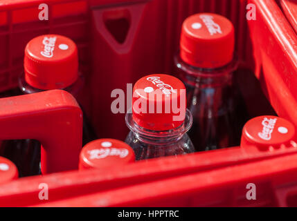 Berlino / Germania - Giugno 3, 2016: coca cola bottiglie sorge in una casella rossa Foto Stock