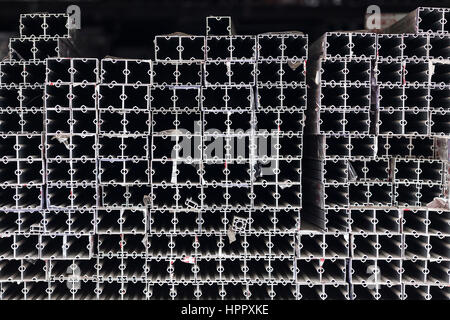 Impilati pilastri di metallo per la costruzione Foto Stock