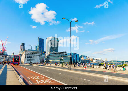 Londra - Luglio 06, 2016: London Bridge è uno dei ponti principali nella zona centrale di Londra. È possibile vedere molte persone camminare su questo ponte e Londra Foto Stock