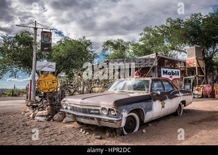 Il vecchio sceriffo auto rottamata con una sirena abbandonata vicino al Hackberry General Store. Hackberry General Store è una famosa tappa 66 Foto Stock