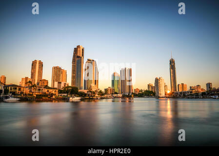 Sunset skyline di Gold Coast downtown nel Queensland, in Australia. Lunga esposizione. Foto Stock