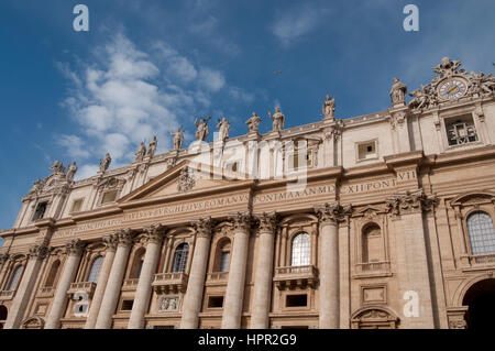 Veduta della facciata della basilica di San Pietro in Roma, sormontata da statue di Gesù e degli apostoli Foto Stock
