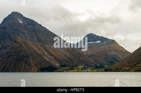 Paesaggio autunnale Hjørundfjord fiordo, Norvegia Foto Stock