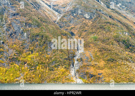 Paesaggio autunnale sulle rive del fiordo Hjørundfjorden, vicino Urke, Norvegia. Foto Stock