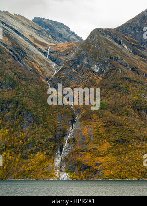 Paesaggio autunnale sulle rive del fiordo Hjørundfjorden, vicino Urke, Norvegia. Foto Stock