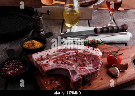 In casa salsicce alla griglia con spezie sul grill Foto Stock