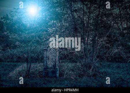 Spooky cimitero di notte Foto Stock