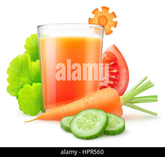 Isolato un succo vegetale. Carote fresche, a fette di cetriolo e pomodoro, foglie di lattuga e bicchiere di mista bevanda vegetale isolato su bianco con clippi Foto Stock