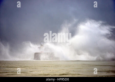 Tempesta di neve Doris pastelle costa sud a Newhaven, East Sussex Foto Stock