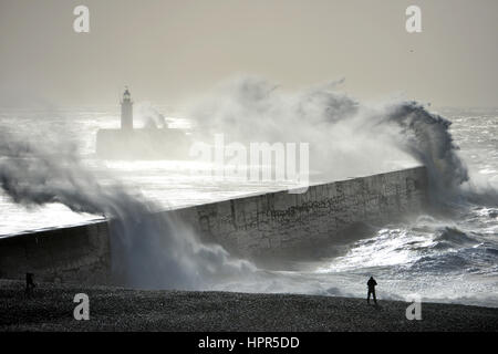 Tempesta di neve Doris pastelle costa sud a Newhaven, East Sussex Foto Stock