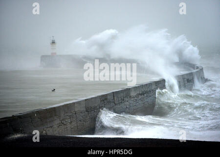 Tempesta di neve Doris pastelle costa sud a Newhaven, East Sussex Foto Stock