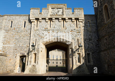 Saint George's Gateway / porta all'interno del Castello di Windsor. Windsor, Berkshire. Regno Unito. In una giornata di sole con sole e cielo blu / cieli. Foto Stock