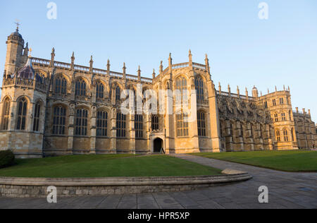 La facciata a sud / aspetto meridionale di Saint George's cappella, all'interno del Castello di Windsor. Windsor, Berkshire. Regno Unito. Sulla giornata di sole con sole e cielo blu / cieli. Foto Stock