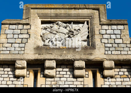 Saint George's Gateway / porta all'interno del Castello di Windsor. Windsor, Berkshire. Regno Unito. In una giornata di sole con sole e cielo blu / cieli. Foto Stock