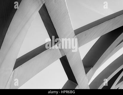 Dettaglio astratto dal ponte Hans-Wilsdorf (Pont Hans-Wilsdorf) nella città di Ginevra, Svizzera. La struttura combina elementi metallici formanti un Foto Stock