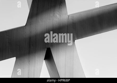 Dettaglio astratto dal ponte Hans-Wilsdorf (Pont Hans-Wilsdorf) nella città di Ginevra, Svizzera. La struttura combina elementi metallici formanti un Foto Stock