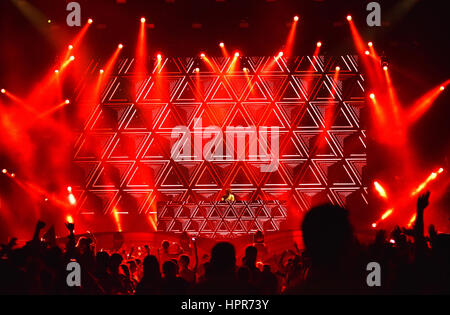 Cluj-NAPOCA, ROMANIA - 7 AGOSTO 2016: DJ Lost Frequenze miscelazione live sul palco durante il Festival Untold. Silhouette di festa folla in the f Foto Stock