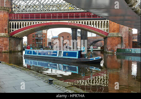 Narrowboat dirigendosi verso un ormeggio a Manchester, zona di Castlefield. Foto Stock