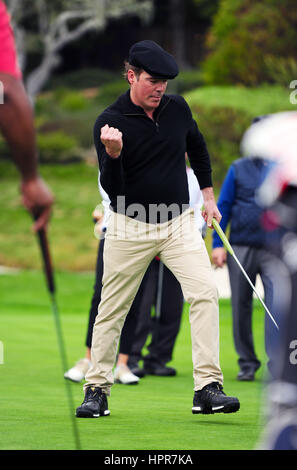 Country Music star Clay Walker reagisce dopo il naufragio di un putt durante l'AT&T Pebble Beach National Pro-Am golf tournament Febbraio 8, 2017 a Monterey in California. Foto Stock