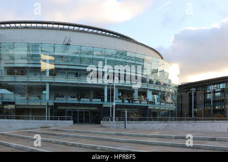 Il Waterfront Hall, un luogo di ritrovo per spettacoli, concerti, conferenze ed eventi, a Laganside, Belfast Irlanda del Nord, Regno Unito. Foto Stock