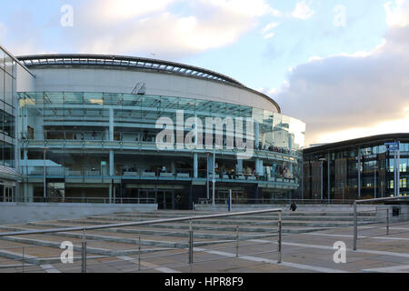 Il Waterfront Hall, un luogo di ritrovo per spettacoli, concerti, conferenze ed eventi, a Laganside, Belfast Irlanda del Nord, Regno Unito. Foto Stock