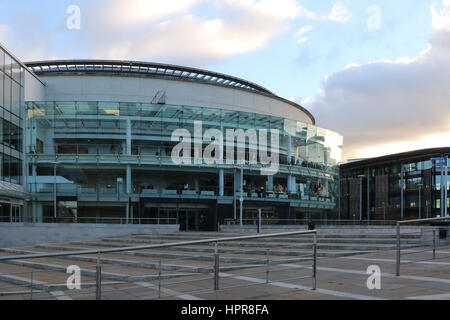 Il Waterfront Hall, un luogo di ritrovo per spettacoli, concerti, conferenze ed eventi, a Laganside, Belfast Irlanda del Nord, Regno Unito. Foto Stock