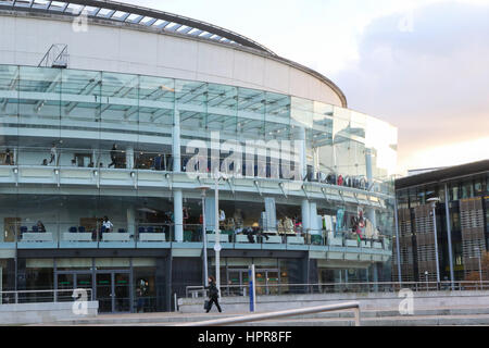 Il Waterfront Hall, un luogo di ritrovo per spettacoli, concerti, conferenze ed eventi, a Laganside, Belfast Irlanda del Nord, Regno Unito. Foto Stock