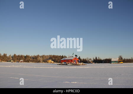 Numerose case galleggianti su Yellowknife Bay nel grande lago Slave con una casa galleggiante rosso al centro del telaio Foto Stock