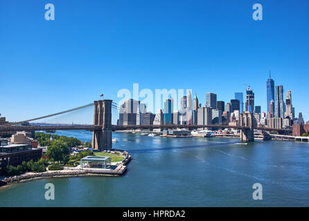 NEW YORK CITY - 25 settembre 2016: East River con il collegamento a ponte di Brooklyn e Empire - Fulton Ferry State Park con Manhattan Foto Stock