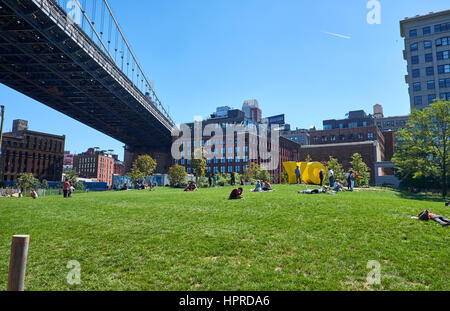 NEW YORK CITY - 25 settembre 2016: parco stradale e principale di seguito Manhattan Bridge in Dumbo Area di Brooklyn
