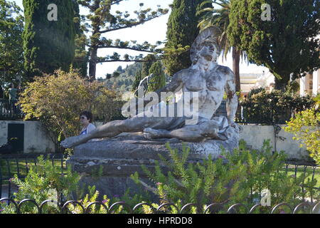 Nel parco di Achille, Achillion museo sull'isola di Corfu, Grecia, giardino scultura. morire Achille nei giardini del achilleion. Foto Stock