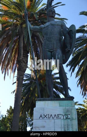 Nel parco di Achille, Achillion museo sull'isola di Corfu, Grecia, giardino scultura. Achille come custode del palazzo nei giardini del achilleion Foto Stock