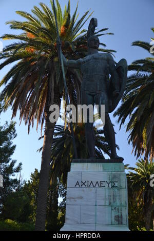 Nel parco di Achille, Achillion museo sull'isola di Corfu, Grecia, giardino scultura. Achille come custode del palazzo nei giardini del achilleion Foto Stock