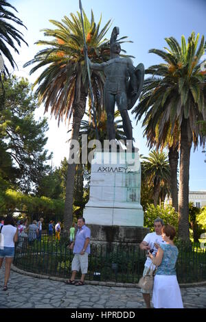 Nel parco di Achille, Achillion museo sull'isola di Corfu, Grecia, giardino scultura. Achille come custode del palazzo nei giardini del achilleion Foto Stock