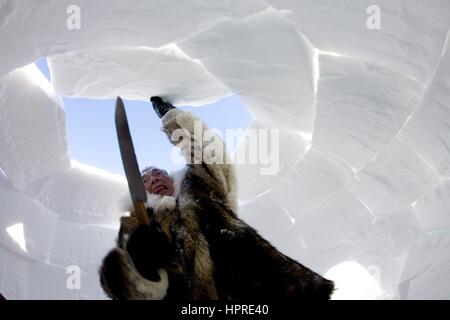 Costruzione di un igloo sul northpole Foto Stock