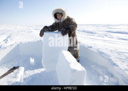 Costruzione di un igloo sul northpole Foto Stock